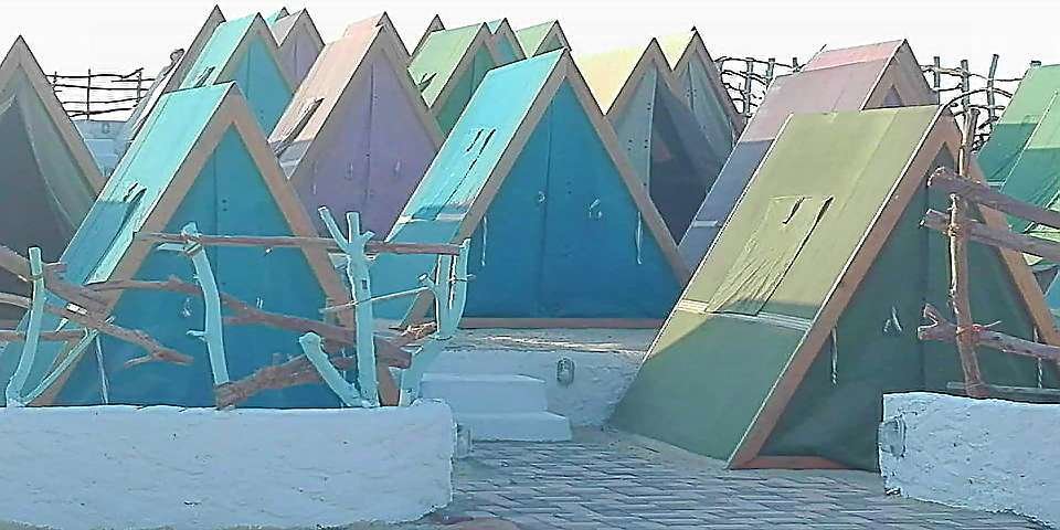 Las tiendas de campaña en la playa de Jebel Ali.