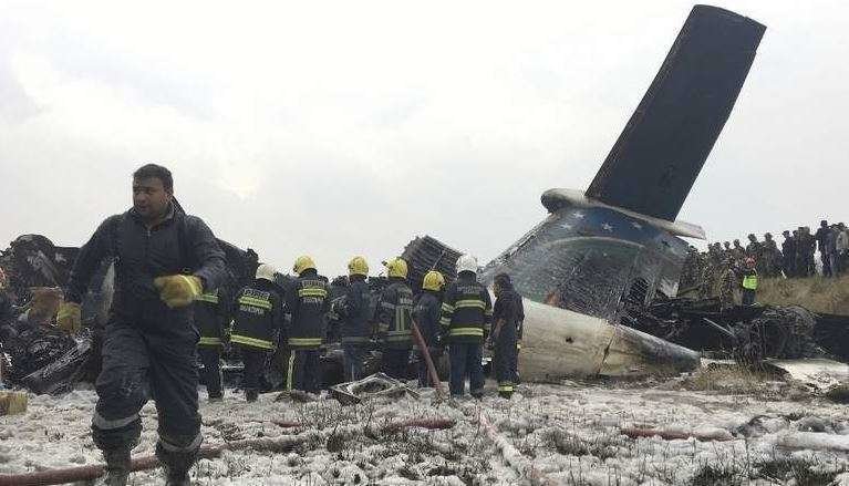 En la imagen de Reuters, equipos de rescate ante el avión siniestrado.