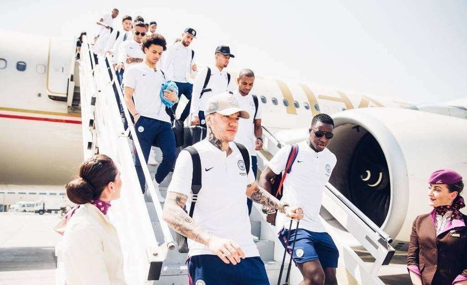 El equipo de Guardiola bajando del avión de Etihad en Abu Dhabi.