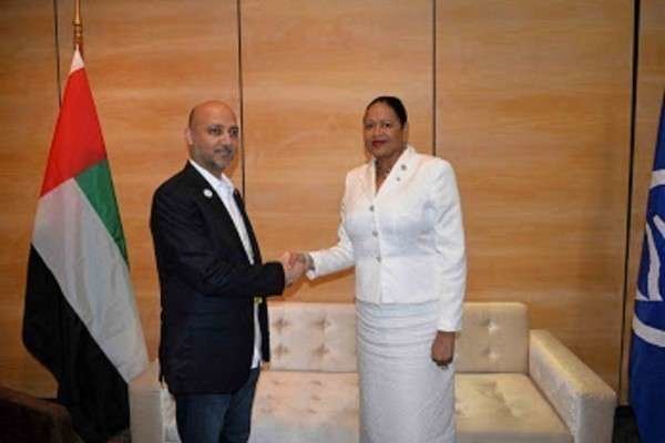 El embajador de EAU en Cuba junto a la representante de Santa Lucía. (WAM)