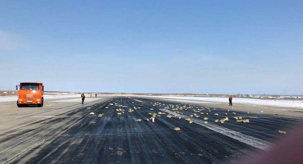 Imagen de Twitter de los lingotes caídos por la pista del aeropuerto ruso.