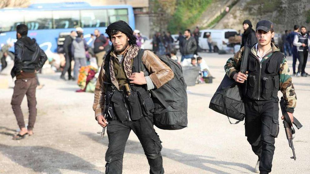 En la imagen de AFP, combatientes rebeldes sirio en las afueras de Damasco.