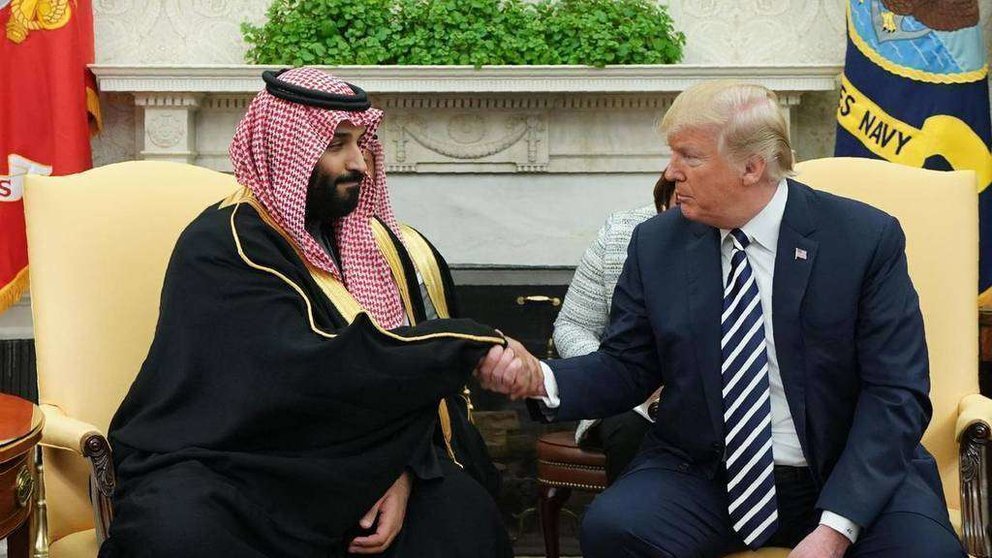 En la imagen de AFP, el presidente de Estados Unidos y el príncipe heredero de Arabia Saudita.