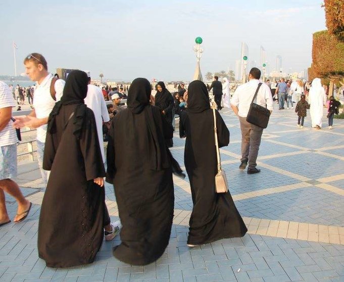 Mujeres pasean por La Corniche de Abu Dhabi, capital de Emiratos Árabes. (EL CORREO)