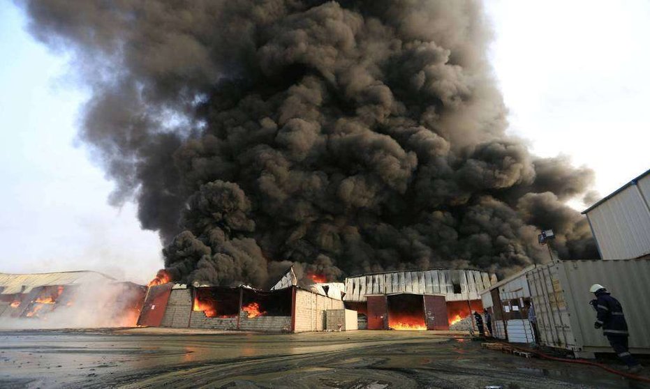 En la imagen de Reuters, bomberos tratan de apagar el fuego en el puerto de Al Hudeidah.