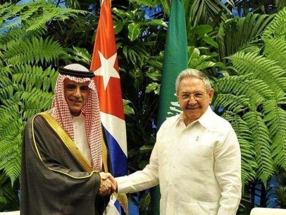 Al Jubeir y el presidente de Cuba durante su encuentro en La Habana.