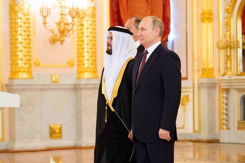 El embajador de EAU en Rusia junto a Vladimir Putin.