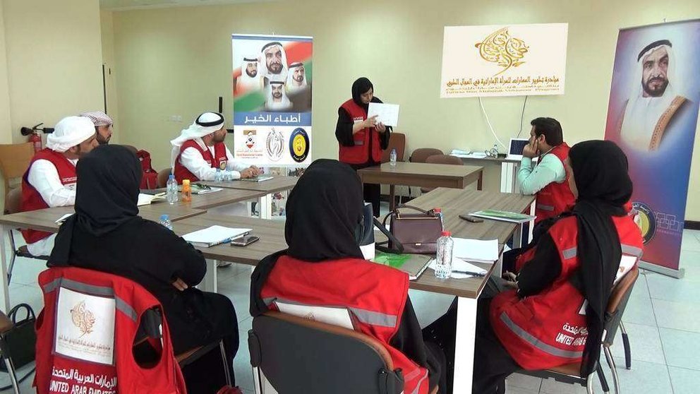 Miembros de un grupo de voluntariado de una organización emiratí en una sesión de información. (WAM)