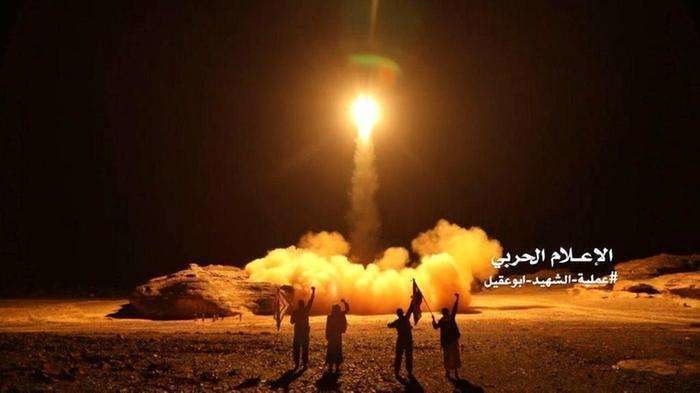 Una foto distribuida por la Unidad de Medios Militares Houthi y divulgada por Reuters muestra el lanzamiento por las fuerzas Houthi de un misil balístico dirigido a Arabia Saudita el 25 de marzo de 2018.