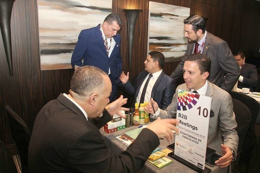 Empresarios durante el encuentro con compradores en Dubai. De pie, Roberto Intriago -izquierda- y Daniel Legarda. (EL CORREO)
