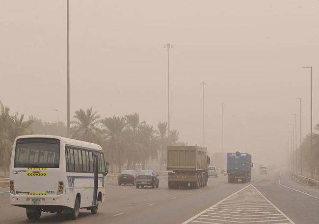 Mala visibilidd en una carretera de Emiratos a causa del polvo. (WAM)