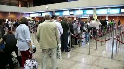Control de pasaportes en un aeropuerto.