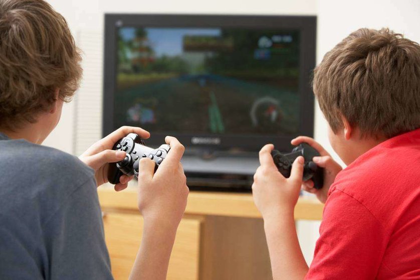 Dos menores juegan a un videojuego. (Fuente externa)