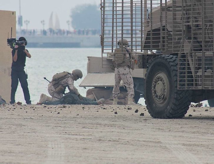 Un camarógrafo en una operación militar de EAU. (EL CORREO)