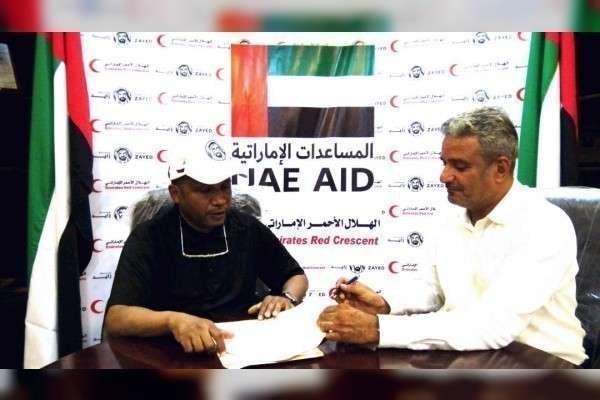 Saeed Al Ali, director de ERC en Adén, y Waheeb Al Hakeemi, subsecretario de la Gobernación de Taiz, firman el acuerdo para la implementación de los proyectos del Año de Zayed. (WAM)