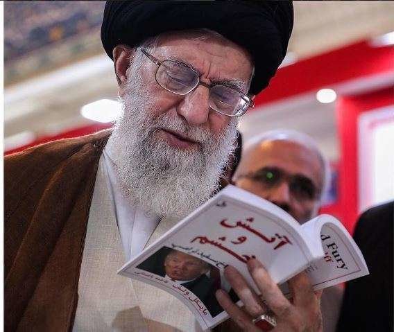 El líder supremo de Irán, el ayatolá Alí Jamenei, leyendo una traducción al persa del libro "Fuego y furia" del periodista estadounidense Michael Wolff.