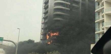 La imagen de Twitter muestra las llamas en un edificio de Dubai Marina.
