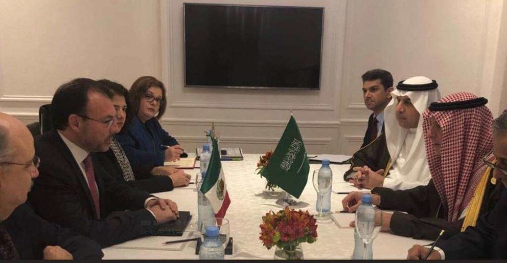 El ministro de Exteriores de Arabia Saudita durante la reunión con funcionarios mexicanos.