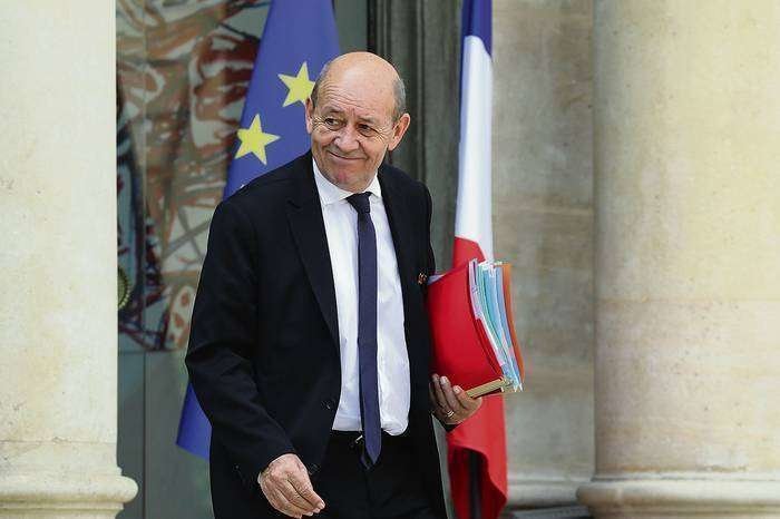 Jean-Yves Le Drian, ministro de Asuntos Exteriores francés, deja el Palacio Presidencial en París.