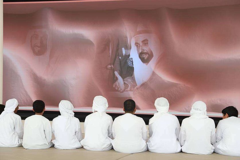 Una proyección sobre Sheikh Zayed en The Founder's Memorial.