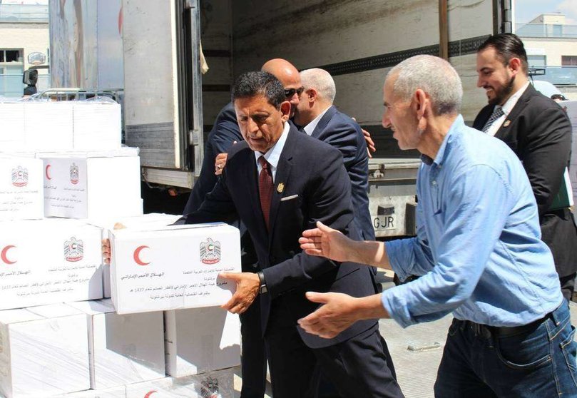 El cónsul de EAU en Barcelona ayudando en la distribución de los alimentos. 