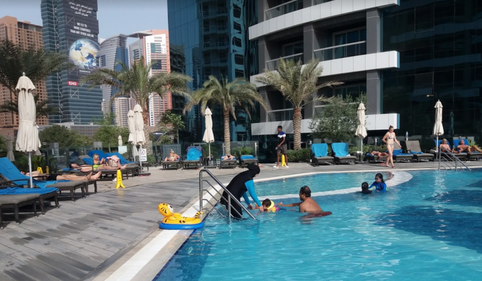 Una piscina en un hotel de Dubai. (EL CORREO)