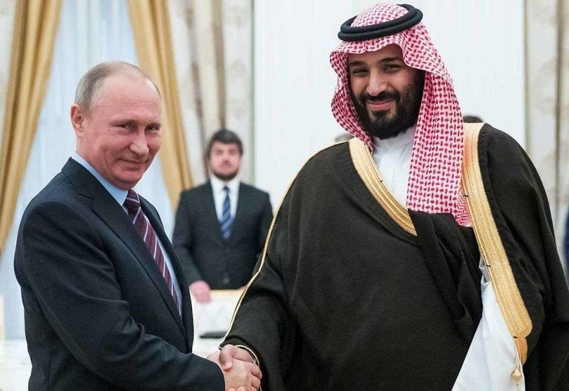 Vladimir Putin (izq.) estrecha la mano del príncipe heredero saudí, Mohammed bin Salman, durante una reunión en el Kremlin en Moscú el 30 de mayo de 2017.