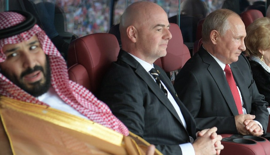El príncipe heredero saudí siguió el encuentro al lado del presidente de la FIFA.