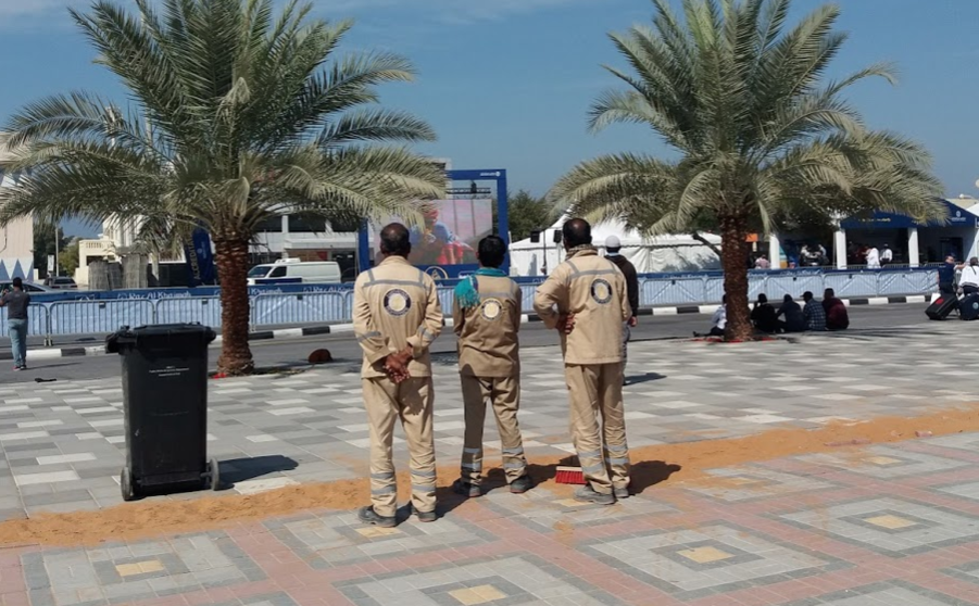 Trabajadores al aire libre en Emiratos Árabes. (EL CORREO)