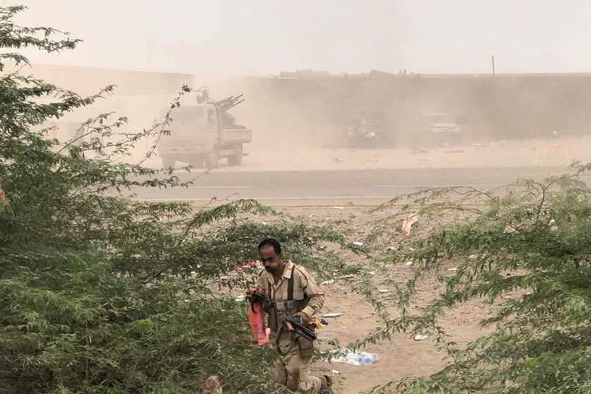 En la imagen de AFP, un hombre con un rifle automático en Hodeidah.