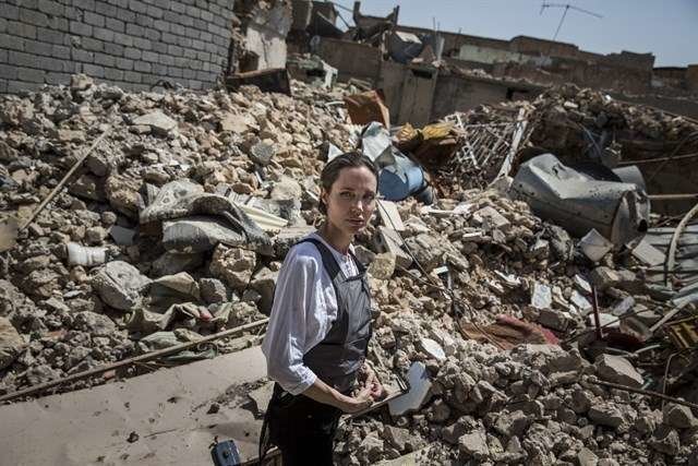 Angelina Jolie entre los escombros de Mosul.
