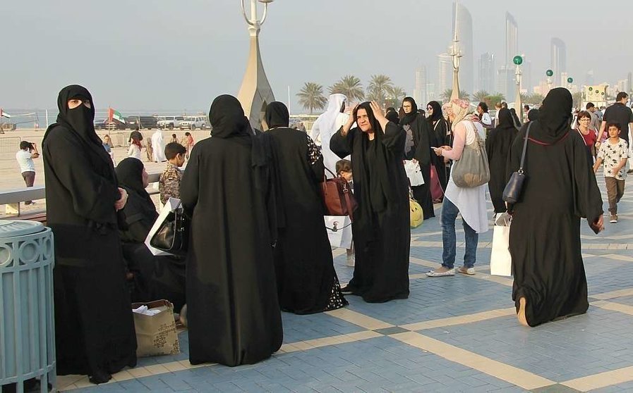 Mujeres con abaya pasean por la Corniche de Abu Dhabi. (EL CORREO) 