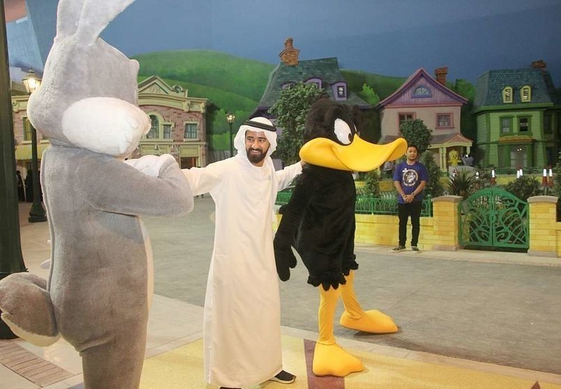 Bugs Bunny y Pato Lucas reciben a los visitantes. (EL CORREO)