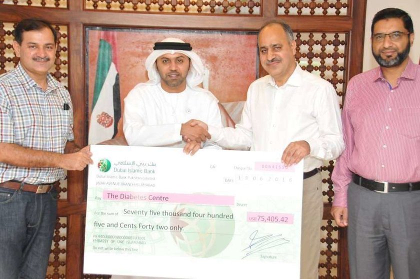 Hamad Obaid Al Zaabi, embajador de Emiratos en Pakistán, entregó el cheque a los responsables del Centro de Diabetes. (Embajada Emiratos Pakistán)