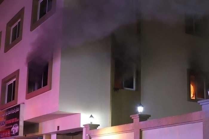 El humo sale por las ventanas de una vivienda en Umm Al Quwain. (Defensa Civil UAQ)