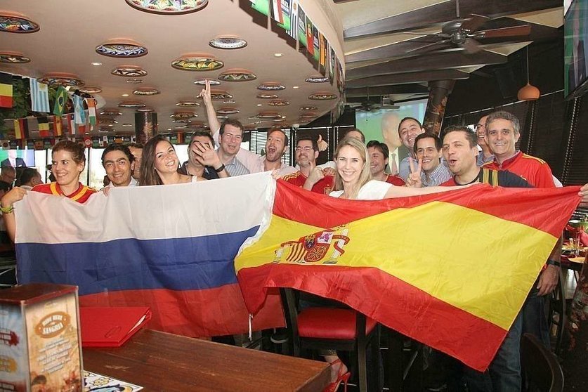 Aficionados de España y de Rusia en el restaurante Casa de Tapas de Dubai. (EL CORREO)