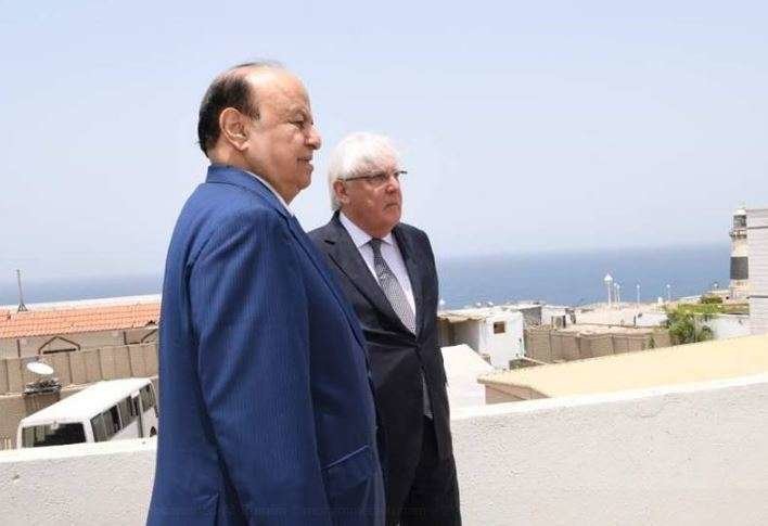 El presidente de Yemen junto al enviado de la ONU en Adén.