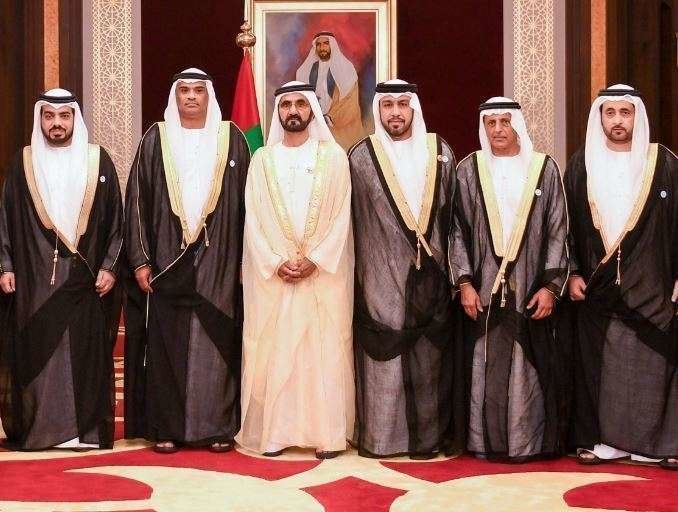 El jeque Mohammed junto a los nuevos de embajadores de EAU.