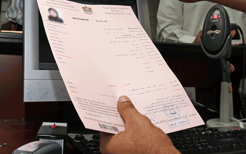 Un impreso para el visado de residencia en EAU.