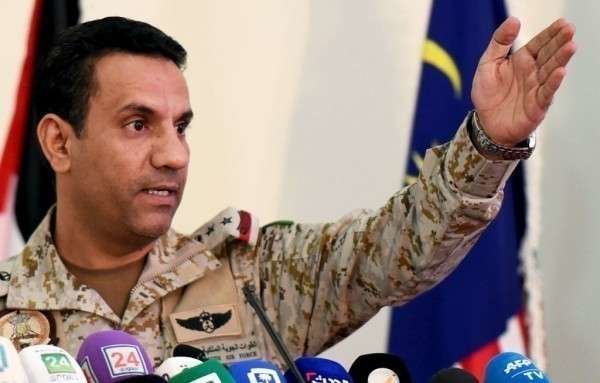 El portavoz de la coalición liderada por Arabia Saudita, Turki Al Malki, da una conferencia de prensa en la Base Aérea King Salman en Riyadh. (AFP)