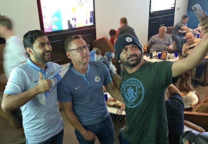 Paul Dickov se hace un selfie junto a dos aficionados en el hotel Southern Sun de Abu Dhabi. (Cedida)