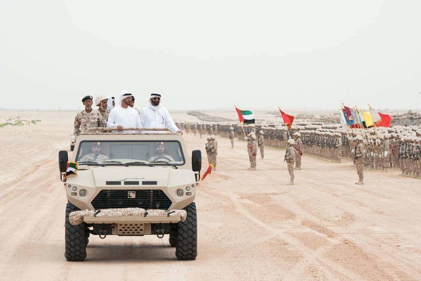 El príncipe heredero de Abu Dhabi durante un desfile en Zayed Military City.