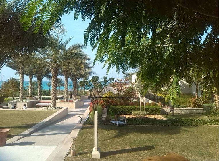 Jardines del hotel St Regis en Saadiyat Island de Abu Dhabi.