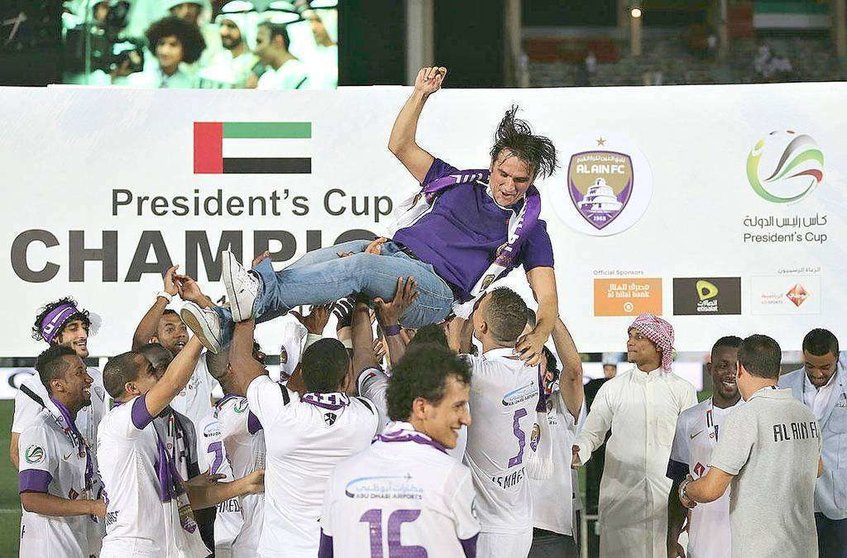 Zlatko Dalic es lanzado al aire por los jugadores del Al Ain tras ganar la Copa Presidente en Emiratos Árabes. (Arabian Business)