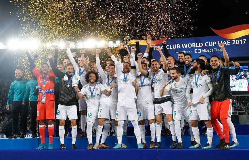 Alegría del los jugadores del Real Madrid tras recibir en Abu Dhabi la copa de campeones del Mundial de Clubes 2018. (www.realmadrid.com)