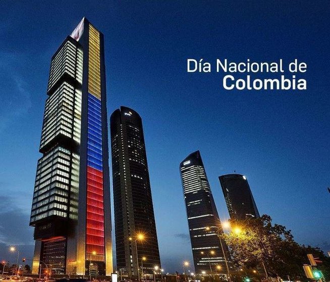 La Torre Cepsa propiedad de Abu Dhabi en Madrid con los colores de la bandera de Colombia.