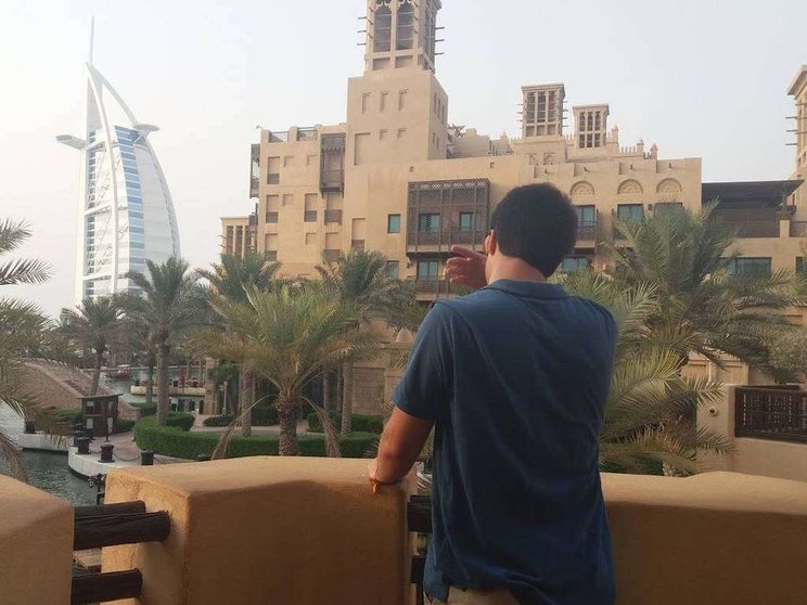 Un turista en Madinat Jumeirah de Dubai. (EL CORREO)