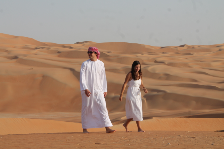 Imagen de dos turistas caminando por los alrededores de la duna Moreeb. (ELCORREO)