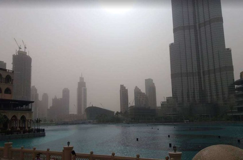 Tormenta de arena en el Downtown de Dubai. (EL CORREO)
