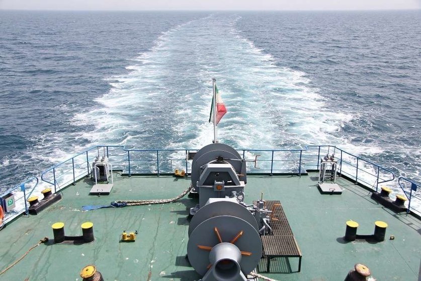 Barco con bandera de Irán surca las aguas del Estrecho de Ormuz. (EL CORREO)